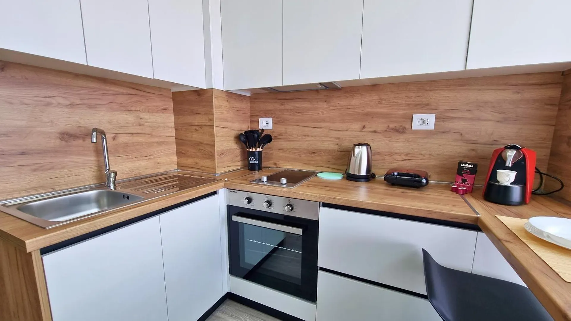 Cozy 2Br Condo Free Parking-Wifi-Ac-Dryer تيرانا 0*,